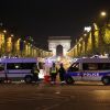 L'avenue des Champs-Elysées bloquée par des policiers car des coups de feu à l'arme lourde ont été tirés à Paris, le 20 avril 2017. Un agent de police a été tué et un autre blessé lors de la fusillade. Un assaillant a été abattu.