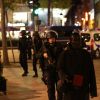 Policiers sur l'avenue des Champs-Elysées bloquée car des coups de feu à l'arme lourde ont été tirés à Paris, le 20 avril 2017. Un agent de police a été tué et un autre blessé lors de la fusillade. Un assaillant a été abattu.