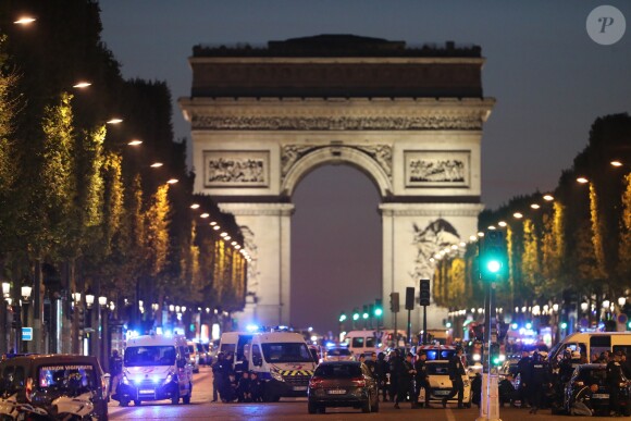 L'avenue des Champs-Elysées bloquée par des policiers car des coups de feu à l'arme lourde ont été tirés à Paris, le 20 avril 2017.