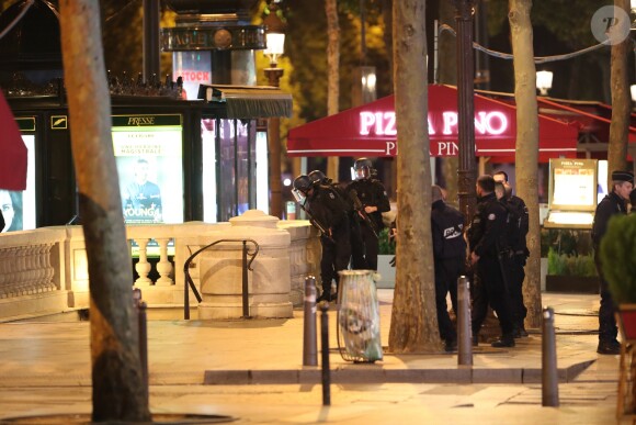 Policiers sur l'avenue des Champs-Elysées bloquée car des coups de feu à l'arme lourde ont été tirés à Paris, le 20 avril 2017.
