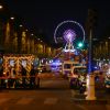 L'avenue des Champs-Elysées bloquée par des policiers car des coups de feu à l'arme lourde ont été tirés à Paris, le 20 avril 2017. Un agent de police a été tué et un autre blessé lors de la fusillade. Un assaillant a été abattu.