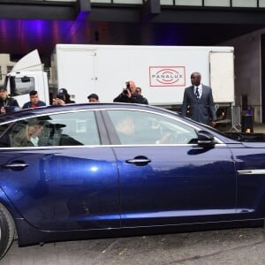 Kate Middleton et le prince William repartant après leur visite surprise à BBC Radio 1 dans l'émission de Scott Mills le 21 avril 2017, à Londres.