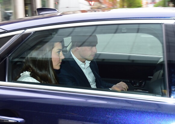 Kate Middleton et le prince William repartant après leur visite surprise à BBC Radio 1 dans l'émission de Scott Mills le 21 avril 2017, à Londres.