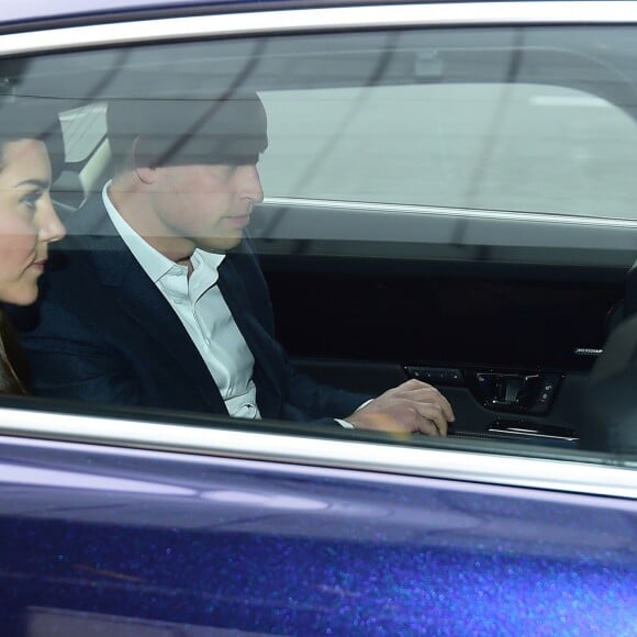 Kate Middleton et le prince William repartant après leur visite surprise à BBC Radio 1 dans l'émission de Scott Mills le 21 avril 2017, à Londres.