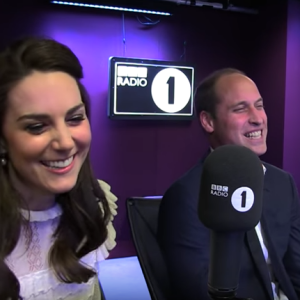 Kate Middleton et le prince William lors de leur visite surprise à Adele Roberts dans les studios de BBC Radio 1 le 21 avril 2017, à Londres.