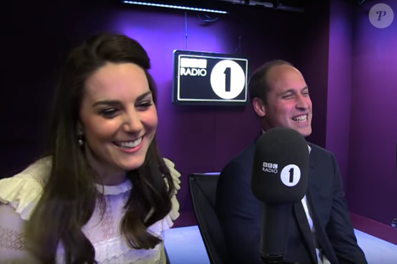 Kate Middleton et le prince William lors de leur visite surprise à Adele Roberts dans les studios de BBC Radio 1 le 21 avril 2017, à Londres.
