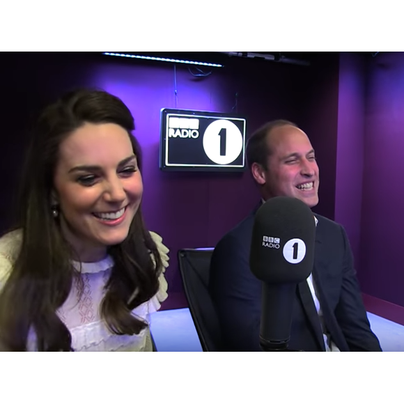 Kate Middleton et le prince William lors de leur visite surprise à Adele Roberts dans les studios de BBC Radio 1 le 21 avril 2017, à Londres.