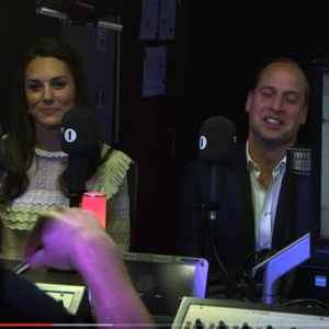 Kate Middleton et le prince William lors de leur visite surprise à Adele Roberts dans les studios de BBC Radio 1 le 21 avril 2017, à Londres.