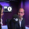 Kate Middleton et le prince William lors de leur visite surprise à Adele Roberts dans les studios de BBC Radio 1 le 21 avril 2017, à Londres.