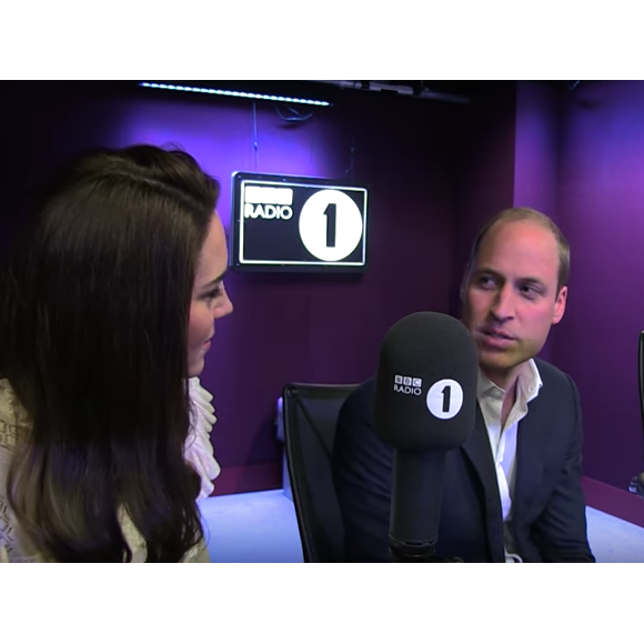 Kate Middleton et le prince William lors de leur visite surprise à Adele Roberts dans les studios de BBC Radio 1 le 21 avril 2017, à Londres.