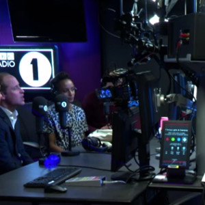 Kate Middleton et le prince William lors de leur visite surprise à Adele Roberts dans les studios de BBC Radio 1 le 21 avril 2017, à Londres.