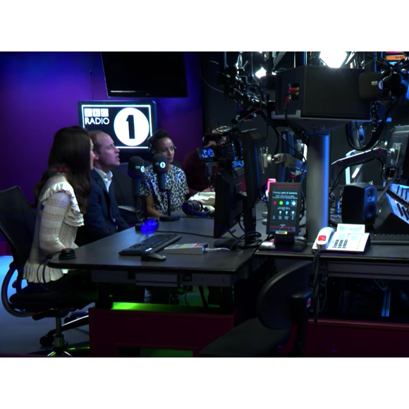 Kate Middleton et le prince William lors de leur visite surprise à Adele Roberts dans les studios de BBC Radio 1 le 21 avril 2017, à Londres.