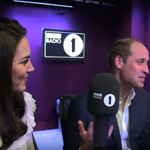 Kate Middleton et le prince William lors de leur visite surprise à Adele Roberts dans les studios de BBC Radio 1 le 21 avril 2017, à Londres.