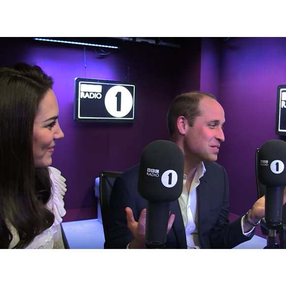 Kate Middleton et le prince William lors de leur visite surprise à Adele Roberts dans les studios de BBC Radio 1 le 21 avril 2017, à Londres.