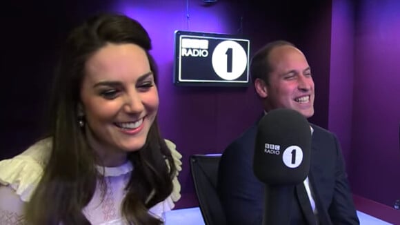 Kate Middleton et le prince William sont intervenus dans l'émission de Scott Mills lors de leur visite surprise à Adele Roberts dans les studios de BBC Radio 1 le 21 avril 2017, à Londres.