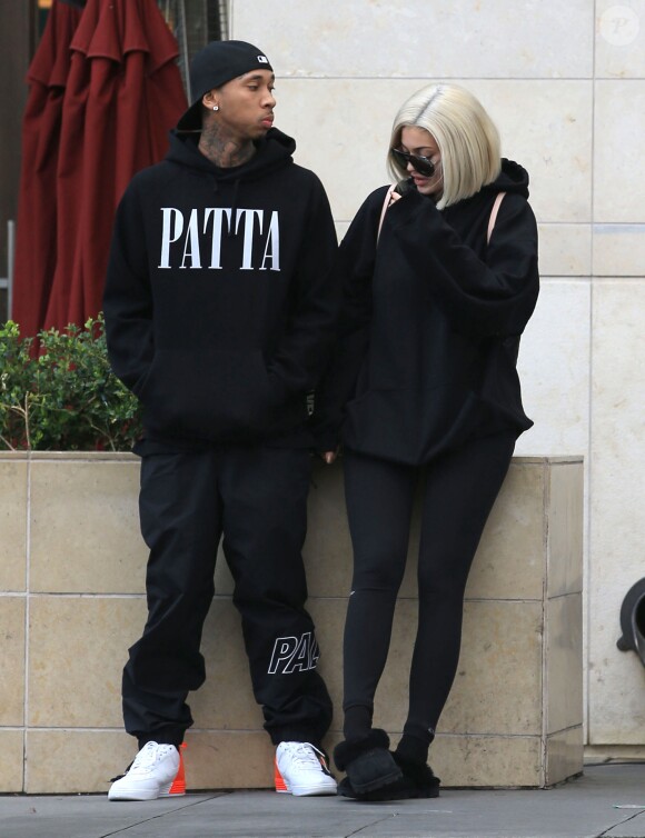 Exclusif - Kylie Jenner, coiffée d'une perruque blonde, et son compagnon Tyga sont allés déjeuner au restaurant la Scala à Beverly Hills le 13 janvier 2017.