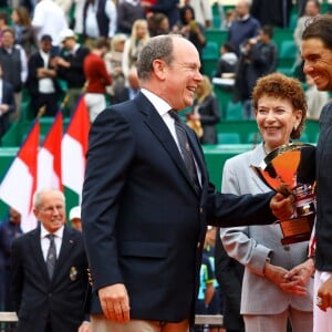 Le prince Albert II de Monaco a félicité Rafael Nadal pour sa victoire lors du Monte Carlo Rolex Masters 2017 sur le court Rainier III du Monte Carlo Country Club à Roquebrune Cap Martin le 23 avril 2017. © Olivier Huitel/Pool Monaco/Bestimage