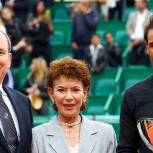 Le prince Albert II de Monaco a félicité Rafael Nadal pour sa victoire lors du Monte Carlo Rolex Masters 2017 sur le court Rainier III du Monte Carlo Country Club à Roquebrune Cap Martin le 23 avril 2017. © Olivier Huitel/Pool Monaco/Bestimage
