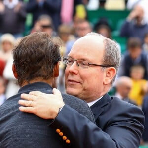 Le prince Albert II de Monaco a félicité Rafael Nadal pour sa victoire lors du Monte Carlo Rolex Masters 2017 sur le court Rainier III du Monte Carlo Country Club à Roquebrune Cap Martin le 23 avril 2017. © Olivier Huitel/Pool Monaco/Bestimage