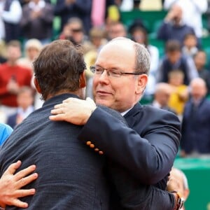 Le prince Albert II de Monaco a félicité Rafael Nadal pour sa victoire lors du Monte Carlo Rolex Masters 2017 sur le court Rainier III du Monte Carlo Country Club à Roquebrune Cap Martin le 23 avril 2017. © Olivier Huitel/Pool Monaco/Bestimage