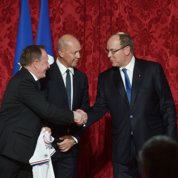 Semi-exclusif - Le prince Albert II de Monaco prenait part le 20 avril 2017 à une réception donnée au palais de l'Elysée par François Hollande en l'honneur de la voile française et particulièrement les skippers Armel Le Cléac'h et Thomas Coville, récipiendaires de la Légion d'honneur. © Giancarlo Gorassini/Bestimage