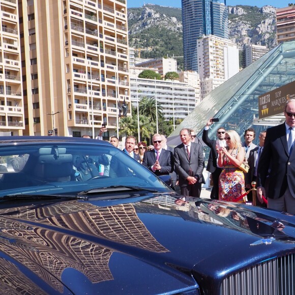 Le prince Albert II de Monaco lors de l'inauguration du salon Top Marques au Grimadi Forum à Monaco. Il a pu y admirer une Bentley incrustée de 2 millions de diamants, une voiture volante Aéromobile et une voiture hélicoptère. Le 20 avril 2017 © J.C. Vinaj / Pool Restreint / Bestimage