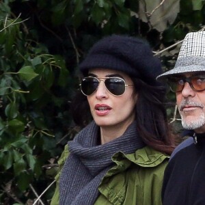 Exclusif - George Clooney et sa femme Amal (Alamuddin), enceinte, se promènent en amoureux le long de la Tamise dans le Berkshire le 31 mars 2017.