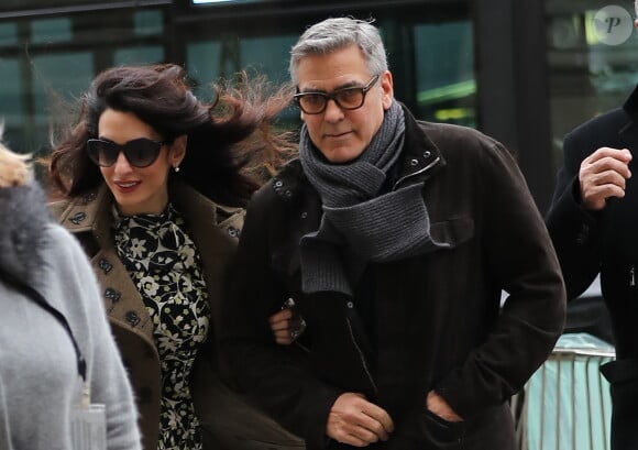 George Clooney et sa femme Amal Alamuddin (enceinte) quittent leur hôtel, L'Hôtel, à Paris pour se rendre à la gare du Nord, le 26 février 2017