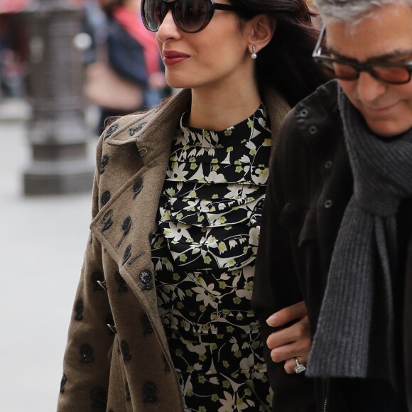George Clooney et sa femme Amal Alamuddin (enceinte) quittent leur hôtel, L'Hôtel, à Paris pour se rendre à la gare du Nord, le 26 février 2017