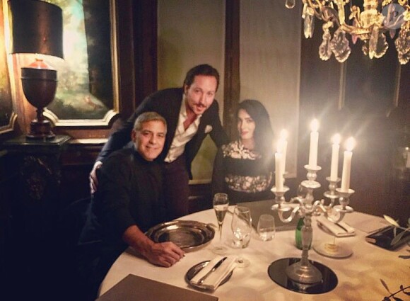 Exclusif - George Clooney et sa femme Amal Alamuddin (enceinte) dînent au restaurant Lapérouse et posent avec le maître des lieux Grégory Lentz à Paris le 25 février 2017