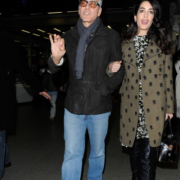 George Clooney et sa femme Amal Alamuddin (enceinte) arrivent à Londres par l'Eurostar le 26 février 2017.