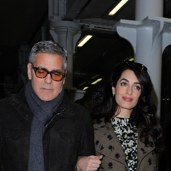 George Clooney et sa femme Amal Alamuddin (enceinte) arrivent à Londres par l'Eurostar le 26 février 2017.
