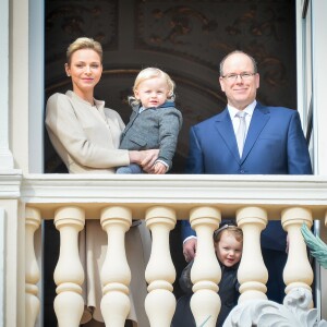 Le prince Albert II de Monaco, la princesse Charlene et leurs enfants le prince Jacques de Monaco et la princesse Gabriella au balcon du palais princier lors de la procession de Sainte Dévote à Monaco le 27 janvier 2017. © Michael Alesi / Bestimage