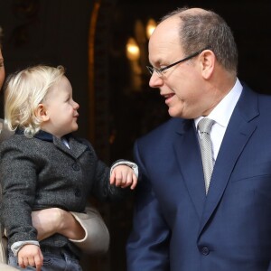 Le prince Albert II de Monaco, la princesse Charlene et leurs enfants le prince Jacques de Monaco et la princesse Gabriella au balcon du palais princier lors de la procession de Sainte Dévote à Monaco le 27 janvier 2017. © Olivier Huitel / Pool restreint Monaco / Bestimage