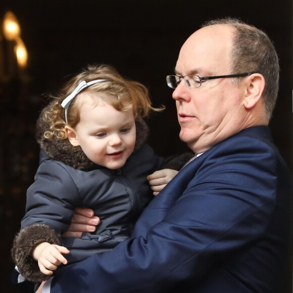 Le prince Albert II de Monaco, la princesse Charlene et leurs enfants le prince Jacques de Monaco et la princesse Gabriella au balcon du palais princier lors de la procession de Sainte Dévote à Monaco le 27 janvier 2017. © Olivier Huitel / Pool restreint Monaco / Bestimage