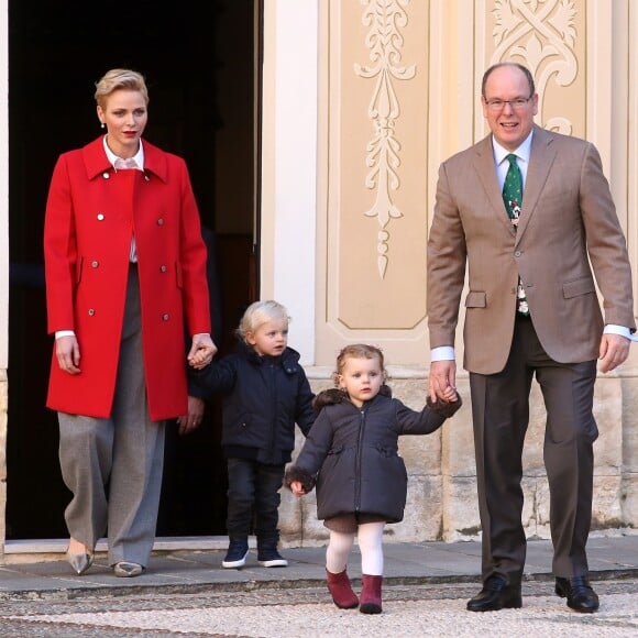 La princesse Charlene de Monaco, le prince Albert II de Monaco, la princesse Gabriella de Monaco et le prince Jacques de Monaco - Le prince Albert II et la princesse Charlène de Monaco distribuent les cadeaux aux enfants monégasques au palais princier de Monaco le 14 décembre 2016. © Dominique Jacovides / Bestimage