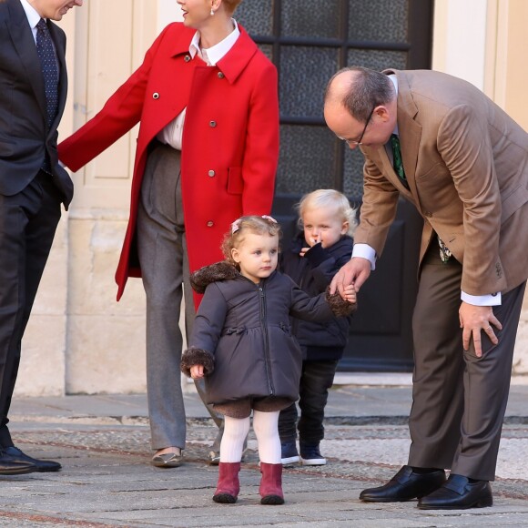 La princesse Charlene de Monaco, le prince Albert II de Monaco, la princesse Gabriella de Monaco et le prince Jacques de Monaco - Le prince Albert II et la princesse Charlène de Monaco distribuent les cadeaux aux enfants monégasques au palais princier de Monaco le 14 décembre 2016. © Dominique Jacovides / Bestimage