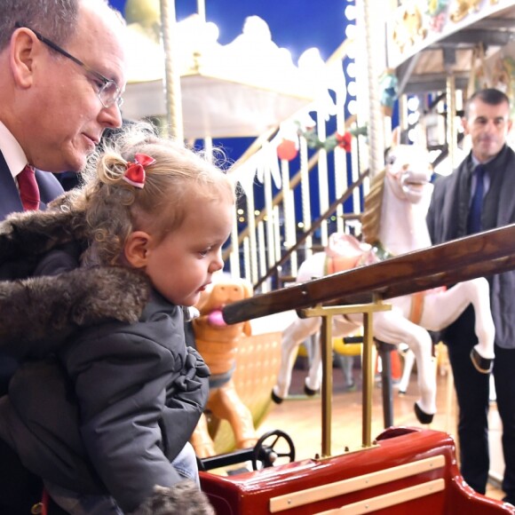 Semi-exclusif - Le prince Albert II de Monaco, son épouse la princesse Charlene et leurs deux enfants Jacques et Gabriella pendant l'inauguration du Village de Noel à Monaco le 3 décembre 2016. © Bruno Bebert/Pool restreint Monaco/Bestimage