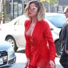 Khloe Kardashian en tenue rouge sexy à Los Angeles le 21 avril 2017.