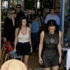 Kim, Kourtney et Khloé Kardashian quittent un restaurant après le déjeuner à Los Angeles le 20 avril 2017.