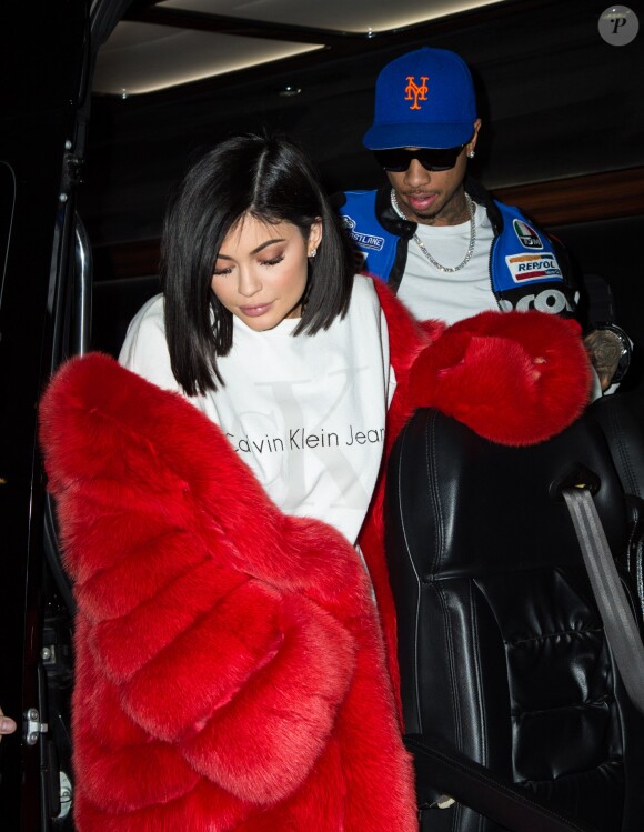 Kylie Jenner et son compagnon Tyga se baladent dans les rues de New York, le 14 février 2017. La bombe porte un manteau de fourrure.
