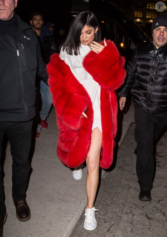 Kylie Jenner et son compagnon Tyga se baladent dans les rues de New York, le 14 février 2017. Elle porte un gros manteau de fourrure.