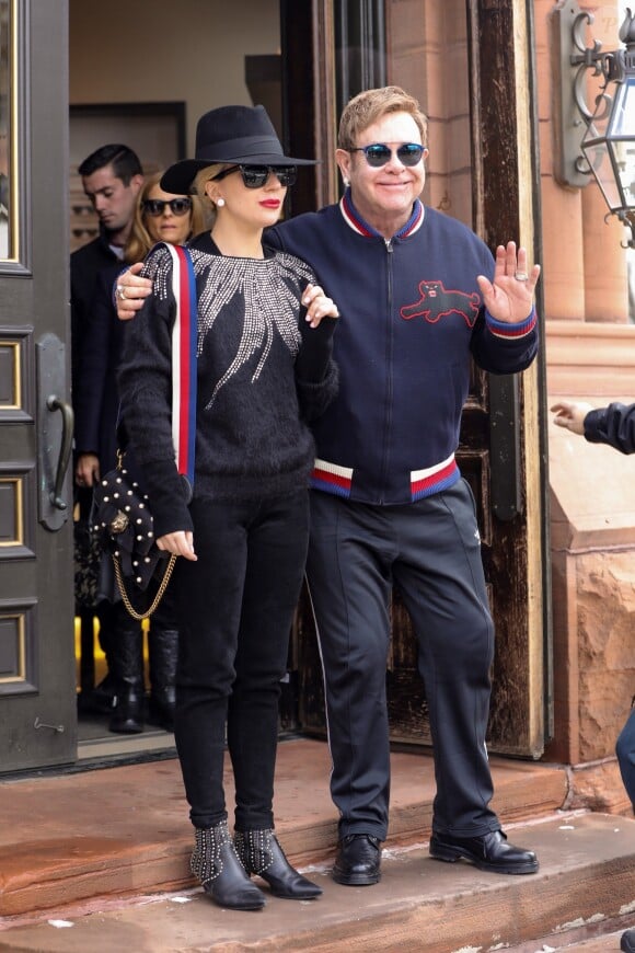 Exclusif - Lady Gaga et Sir Elton John font du shopping chez Burberry après avoir déjeuner au restaurant "White Tavern" dans la station de ski d'Aspen, Colorado, Etats-Unis, le 24 décembre 2016.