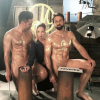 Audrey Lamy pose avec deux hommes nus et musclés sur le tournage de Scènes de ménages.
