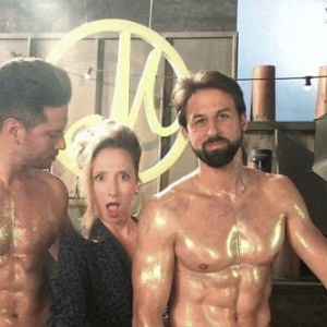 Audrey Lamy pose avec deux hommes nus et musclés sur le tournage de Scènes de ménages.