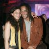 Yannick Noah et sa fille Yelena lors de la générale du spectacle "Saltimbanco" du Cirque Soleil à Boulogne-Billancourt, le 7 avril 2005.