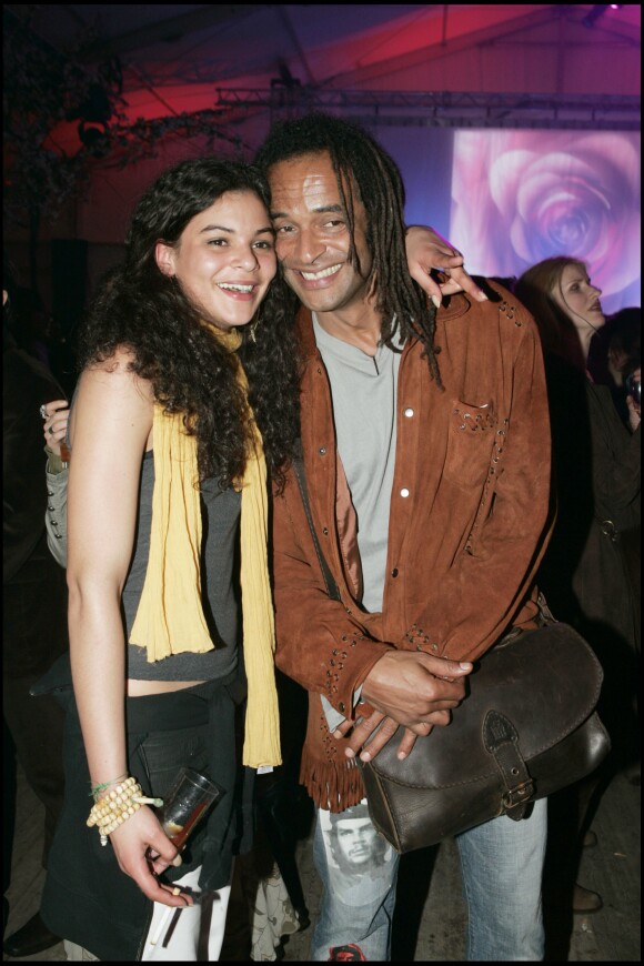 Yannick Noah et sa fille Yelena lors de la générale du spectacle "Saltimbanco" du Cirque Soleil à Boulogne-Billancourt, le 7 avril 2005.