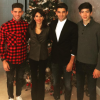 Luca Zidane pose avec ses frères Enzo et Théo, et leur mère Véronique, devant leur sapin de Noël. Photo postée sur Instagram le 5 décembre 2016.
