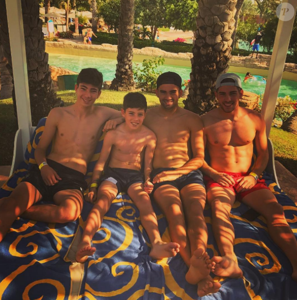 Les quatre fils de Zinedine Zidane en vacances : Enzo, Luca, Elyaz et Théo.