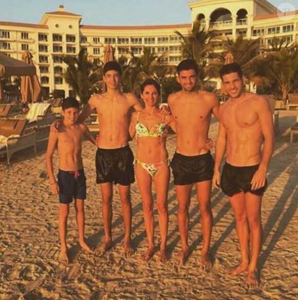 Luca Zidane partage une photo à la plage avec sa maman Véronique et ses trois frères Elyaz, Théo. Instagram le 25 avril 2017.